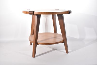 une petite table en bois avec un plateau en verre sur fond blanc