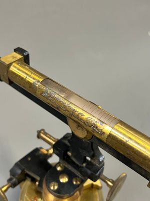 télescope plaqué laiton avec des raccords en laiton et une poignée noire
