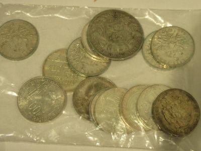 beaucoup de pièces de monnaie dans un sac posé sur une table