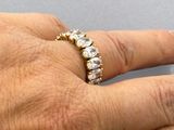 la main d'une femme à laquelle est passée une bague en or