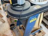 une photo d'une machine posée sur une palette