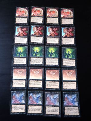 une table noire sur laquelle sont posées de nombreuses cartes