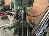 l'image d'une machine installée dans un garage