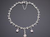un collier en argent orné de pierres roses sur fond noir