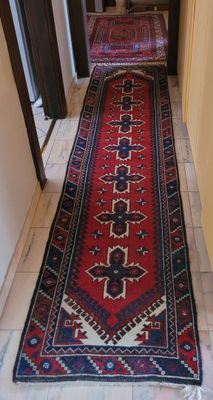 un long tapis rouge posé sur le sol dans un couloir