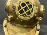 un casque de plongée ancien en laiton sur fond noir