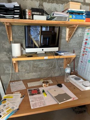 un bureau sur lequel se trouvent un ordinateur, un clavier, une souris et d'autres objets