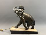 une image représentant une statue d'éléphant coiffée d'un chapeau