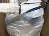 une photo d'un chariot rempli de bagages, avec un bébé à l'intérieur