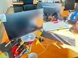 un bureau sur lequel sont posés deux écrans d'ordinateur et un clavier