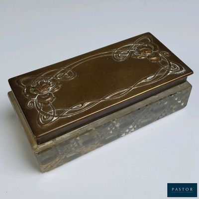 une boîte en métal ornée d'un motif sur un fond blanc