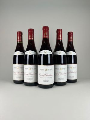 six bouteilles de vin rouge alignées
