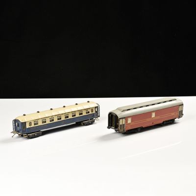 deux petits trains assis côte à côte sur une surface blanche