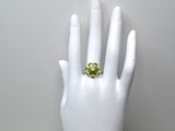 une image représentant une main avec une bague au doigt