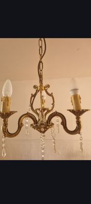 un lustre à trois lumières suspendu au plafond