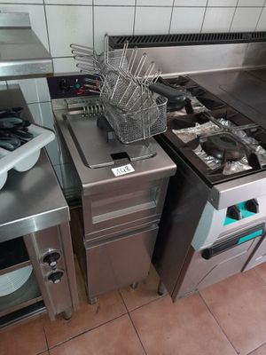 une cuisine équipée d'une cuisinière, d'un four, d'un évier et d'un lave-vaisselle