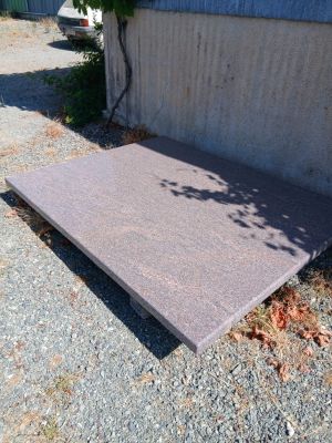 une photo d'une dalle de béton posée au sol devant un immeuble
