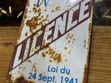 une pancarte posée sur une table sur laquelle est écrit « Lifeline »