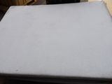 un gros plan d'un matelas posé sur un sommier dans une chambre