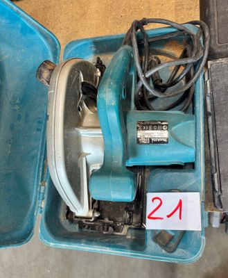 une boîte bleue contenant une scie à fil et d'autres outils