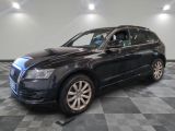 l'audi suv noir est garé sur un carrelage à carreaux