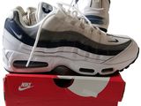 une paire de chaussures qui se trouve sur le dessus d'une boîte