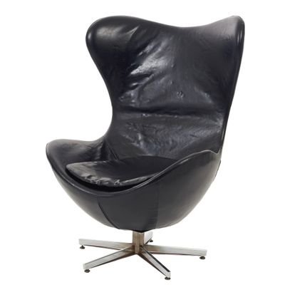 une image représentant un fauteuil en cuir noir sur fond blanc