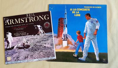 deux livres posés sur une table