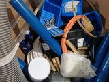 une boîte en carton contenant divers types de matériel de plomberie