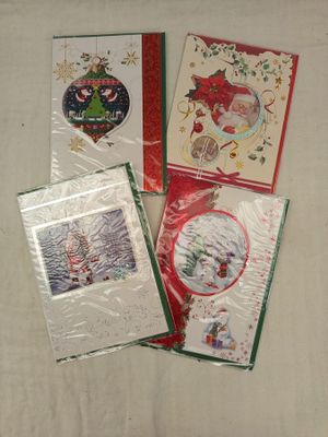 Trois cartes de Noël sont posées sur une table