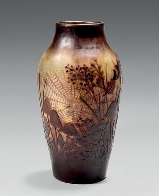 un vase orné d'une image représentant une forêt