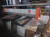 une machine qui travaille sur une pièce de bois