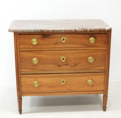 commode ancienne avec dessus en marbre et poignées en laiton
