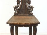 une vieille chaise en bois posée sur une table en bois