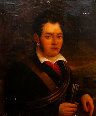 portrait d'un homme vêtu d'un manteau noir et d'une cravate rouge, tenant une pipe