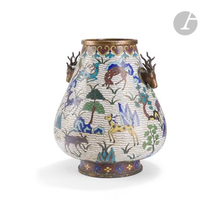 un vase orné d'un motif d'oiseau sur fond blanc