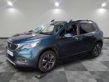 Le SUV bleu est garé dans une grande pièce au sol carrelé.