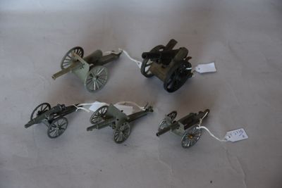 quatre petits pistolets jouets posés sur une table