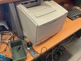 une imprimante posée sur un bureau, à côté d'un clavier