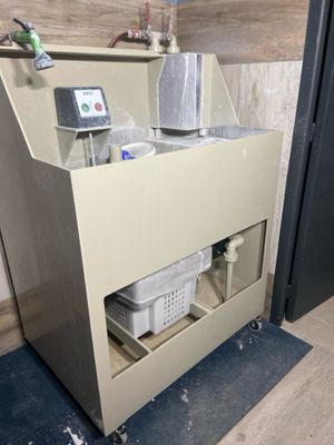 a machine that is sitting on the floor in a room