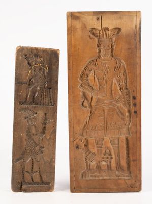 deux sculptures sur bois représentant un homme et un chien sur fond blanc