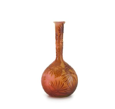 un petit vase posé sur une surface blanche