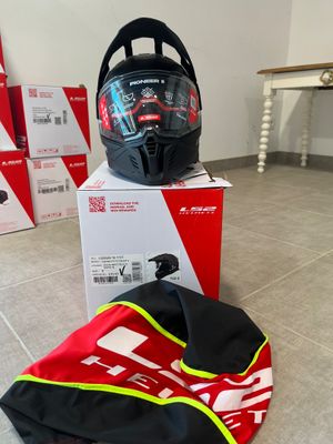 un casque et un sac posés par terre