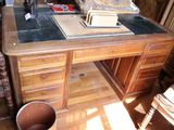 un bureau en bois avec un plateau noir dans une pièce