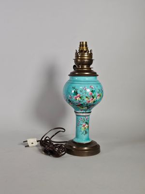 une image représentant une lampe bleue et dorée ornée de fleurs