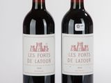 deux bouteilles de vin rouge posées l'une à côté de l'autre sur une table