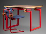 une image représentant un bureau rouge sur lequel est posée une chaise bleue