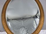 un miroir posé sur une table