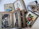 un grand nombre de livres ouverts sur une table