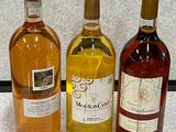 trois bouteilles de vin posées l'une à côté de l'autre sur une table